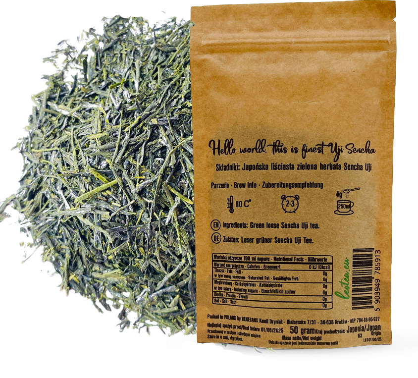 Smak senchy z Uji jest intensywny, co sprawia, że może przypominać bardziej wyrafinowane herbaty takie jak **gyokuro** – jest to zasługa technik cieniowania, stosowanych także przy produkcji gyokuro, które sprawiają, że liście herbaty mają więcej chlorofilu i zachowują bogactwo składników odżywczych.
### Proces produkcji:
Sencha z Uji, podobnie jak gyokuro, jest produkowana zgodnie z tradycyjnymi metodami. Liście są parowane zaraz po zbiorach, aby zapobiec ich fermentacji i zachować świeżość. Proces ten nadaje herbacie charakterystyczny, świeży smak i głęboki zielony kolor naparu. Następnie liście są starannie suszone i zwijane, co pomaga im zachować intensywność smaku i aromatu podczas parzenia.
### Właściwości zdrowotne:
- **Bogactwo antyoksydantów**: Sencha jest znana ze swoich właściwości antyoksydacyjnych, co sprawia, że jest doskonała dla osób dbających o zdrowie. Pomaga w walce z wolnymi rodnikami, wspierając ogólną kondycję organizmu.
- **Wspomaga metabolizm**: Picie senchy regularnie może pomóc w przyspieszeniu metabolizmu i wspierać procesy detoksykacji.
- **Zwiększa koncentrację**: Dzięki obecności kofeiny w umiarkowanej ilości, sencha może wspomóc koncentrację i dodać energii bez uczucia nadmiernego pobudzenia.
- **Relaksuje i redukuje stres**: Obecność L-teaniny, aminokwasu występującego w zielonej herbacie, pomaga w redukcji stresu, jednocześnie poprawiając nastrój.
### Jak parzyć Sencha z Uji?
Aby w pełni cieszyć się intensywnym smakiem i aromatem herbaty **Sencha z Uji**, warto zwrócić uwagę na kilka kluczowych kroków podczas jej parzenia:
1. **Temperatura wody**: Optymalna temperatura to około 70-80°C. Zbyt gorąca woda może zniszczyć delikatne nuty umami i spowodować nadmierną gorycz.
2. **Czas parzenia**: Parzenie powinno trwać od 1 do 2 minut. Krótszy czas pozwoli na uzyskanie delikatniejszego naparu, a dłuższe parzenie wydobędzie bardziej wyrazisty smak.
3. **Ilość liści**: Na jedną filiżankę herbaty (około 200 ml) zaleca się użycie 1 łyżeczki (około 3 g) suszonych liści.
### Idealna na prezent:
**Sencha z Uji** to herbata, która zachwyci każdego konesera zielonych herbat. Dzięki swojemu intensywnemu, wyrafinowanemu smakowi i bogactwu umami, jest doskonałym wyborem na prezent dla miłośników herbaty. Oryginalne, dekoracyjne opakowanie oraz pochodzenie z jednego z najbardziej renomowanych regionów upraw herbaty w Japonii czynią z niej idealny upominek na każdą okazję.
**Sencha z rejonu Uji** to wysokiej jakości zielona herbata, która zachwyca swoją intensywnością smaku i bogatym aromatem, porównywalnym z ekskluzywną gyokuro. Jej parzenie pozwala cieszyć się zarówno głębokim smakiem, jak i licznymi korzyściami zdrowotnymi. Jest to herbata, która łączy tradycję z doskonałością, oferując unikalne doświadczenie dla wszystkich entuzjastów herbaty.